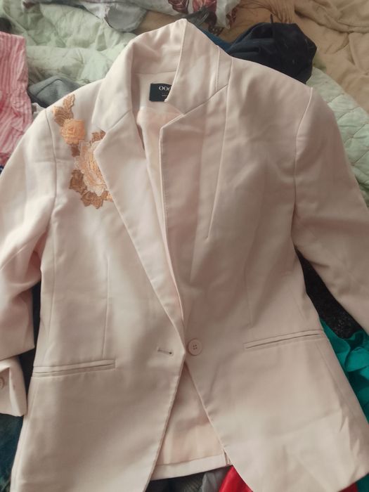 Продам дешево пиджак,платье.