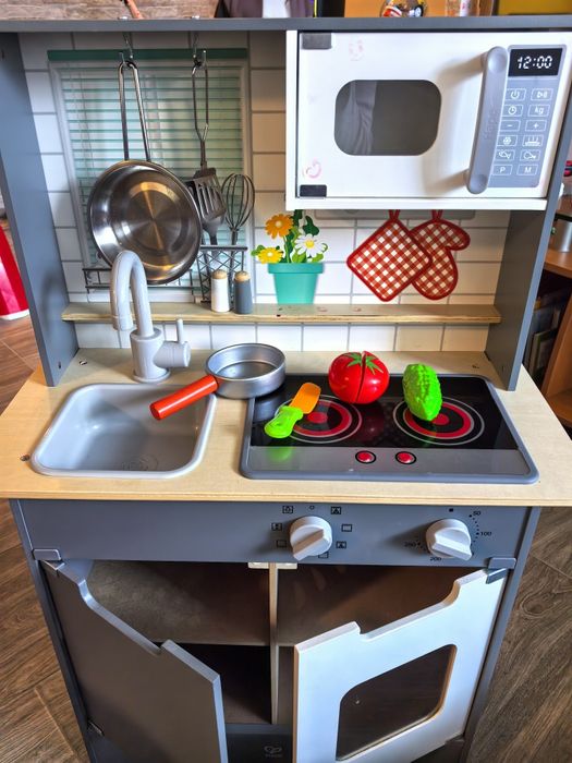 Детски дървена кухня и комплект за почисване