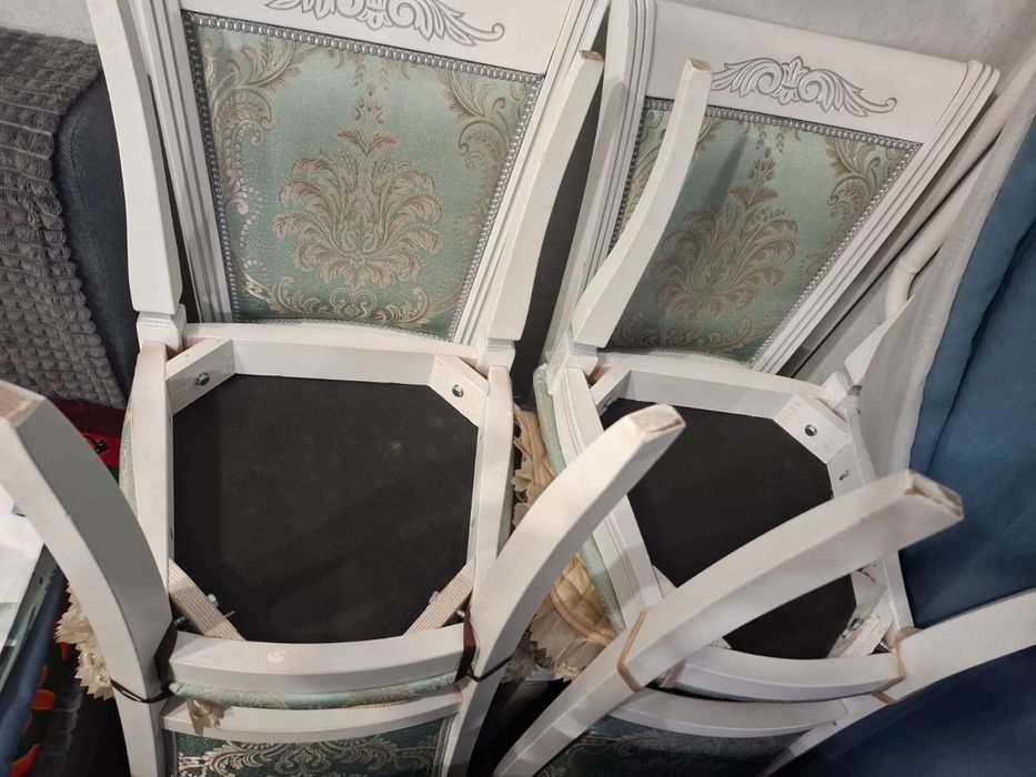 Стол со стульями