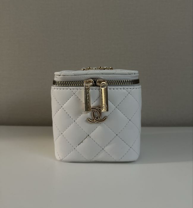 Бяла чанта Chanel.