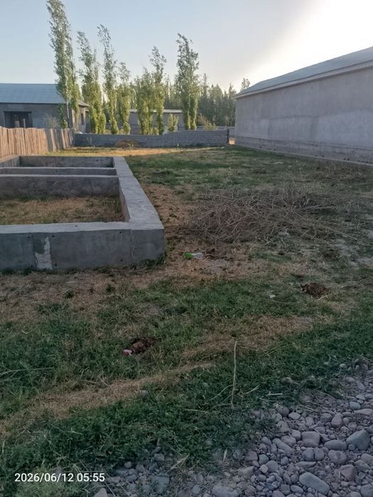 Uchatska sotiladi 5 sotix narxi kelishiladi.