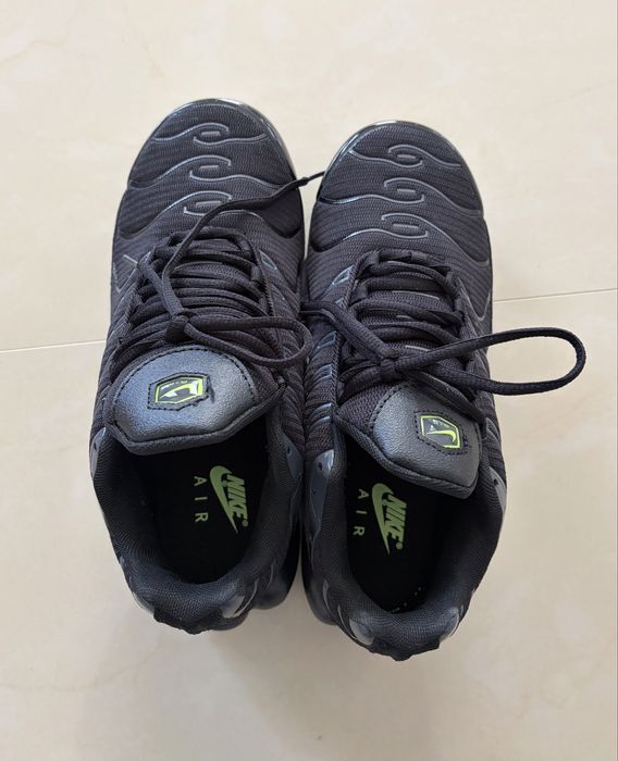 Nike Air Max Plus TN – Black/Volt Neon – Mărimea 42 – Stare Excelentă