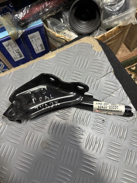 Петля капота ланд крузер 200