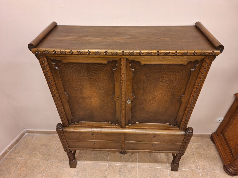 Гардероб, шкаф с богата дърворезба