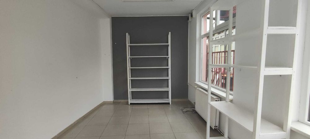 Spatiu comercial de inchiriat/zone centrala intre doua scoli si o banca/18mp
