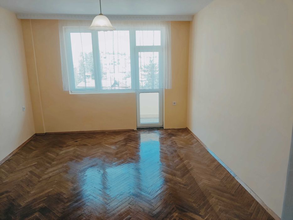 Продава  четиристаен с гараж в центъра