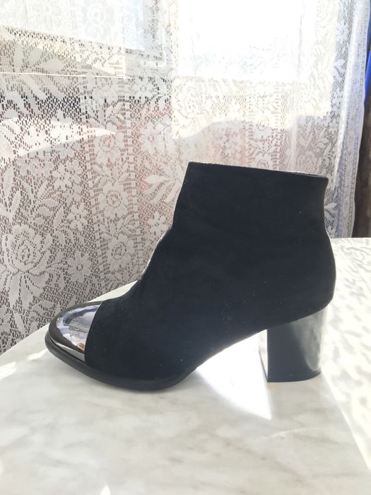 Сапоги- ботильоны ( полусапожки) 38 размер