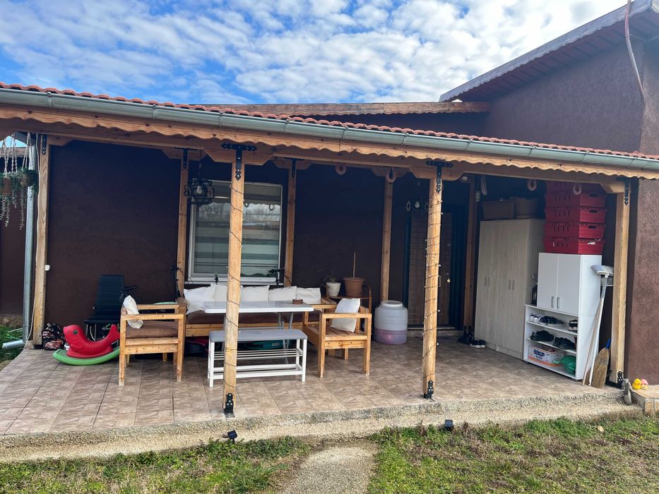 Продава се нова къща в близко до Казанлък село