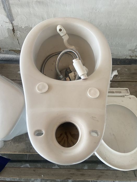 Продам унитаз почти новый в сборе