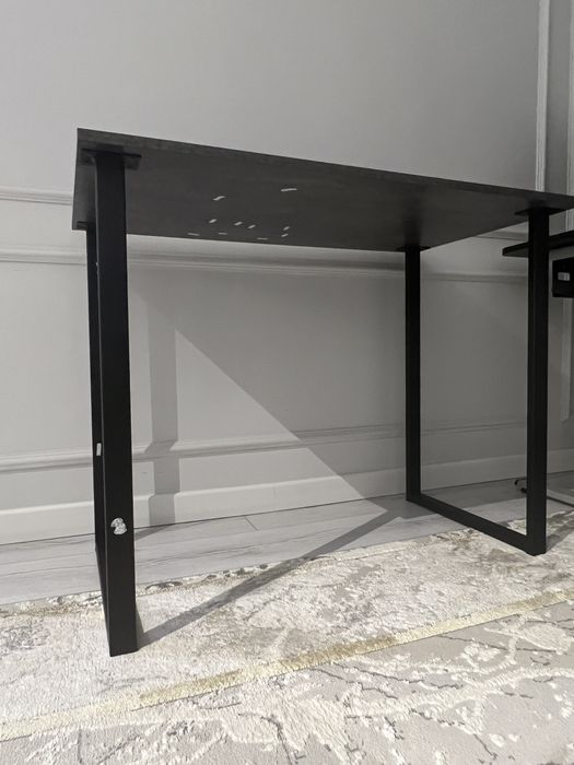 Стол ЛДСП с металлическими ногами