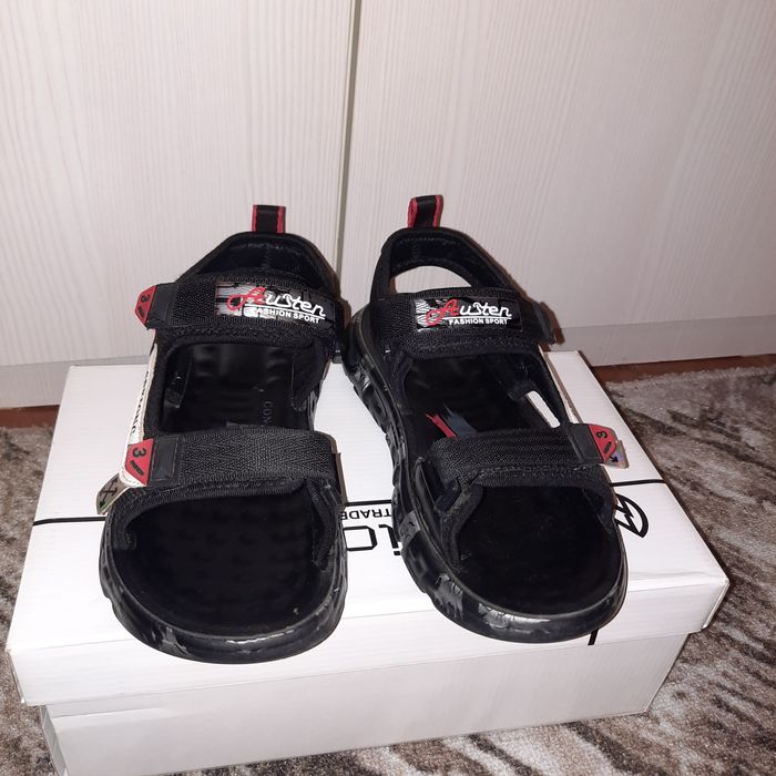 Сандалии на мальчика 35-36 размер