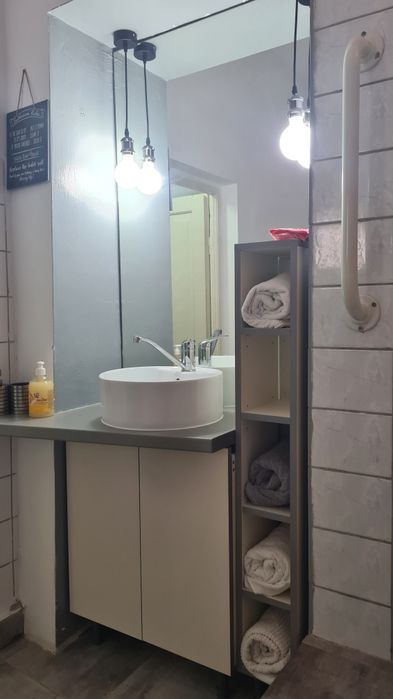 Apartament 2 camere la curte cu parcare interioara