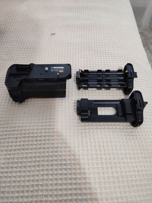 Nikon D7000 cu 3 obiective, blitz extern, grip, trepied, umbrela, ghio