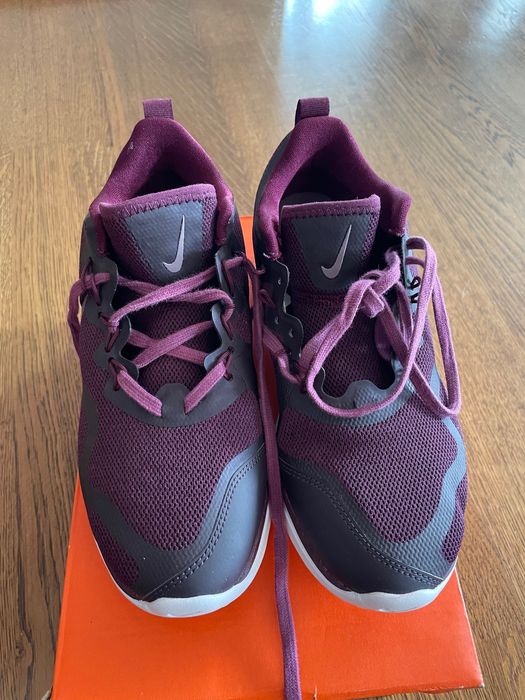 Adidas damă Nike AIRMAX