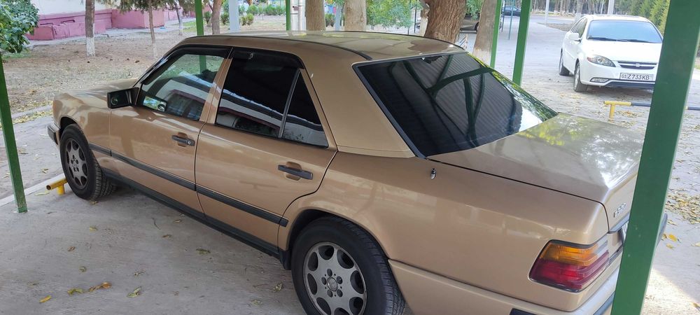 Продаётся Mercedes-Benz W124, 1988 года выпуска.
