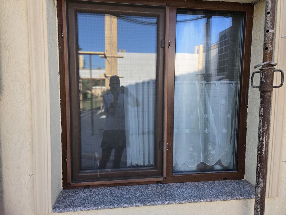 Vând fereastră si ușă intrare