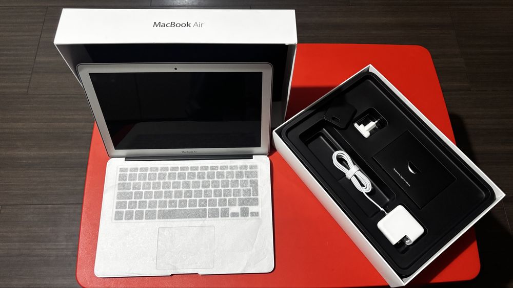 Vând MacBook Air model A1466 - ca nou