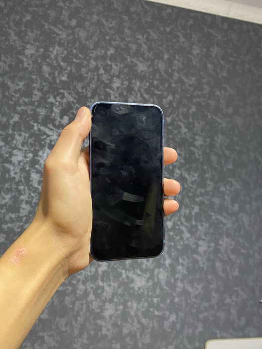 Продам Iphone 13