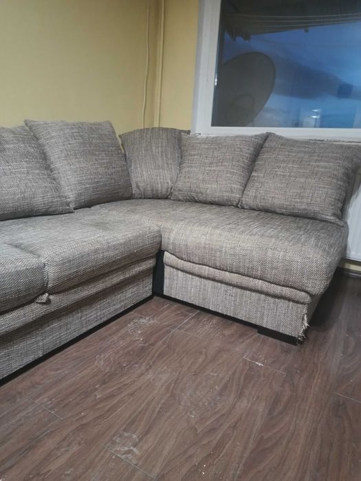 Ъглов диван с възглавници.