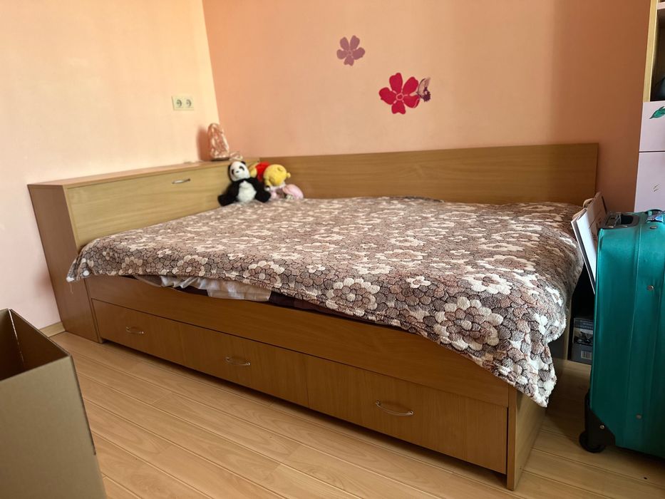 Продава трикрилен гардероб, спалня и бюро.