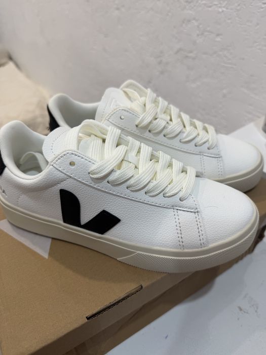 Кроссовки фирмы VEJA