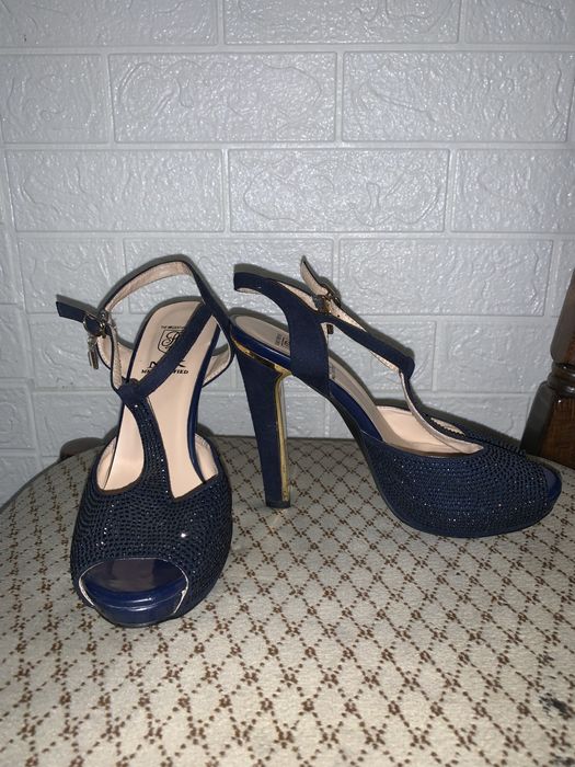 Продаю туфли со стразами