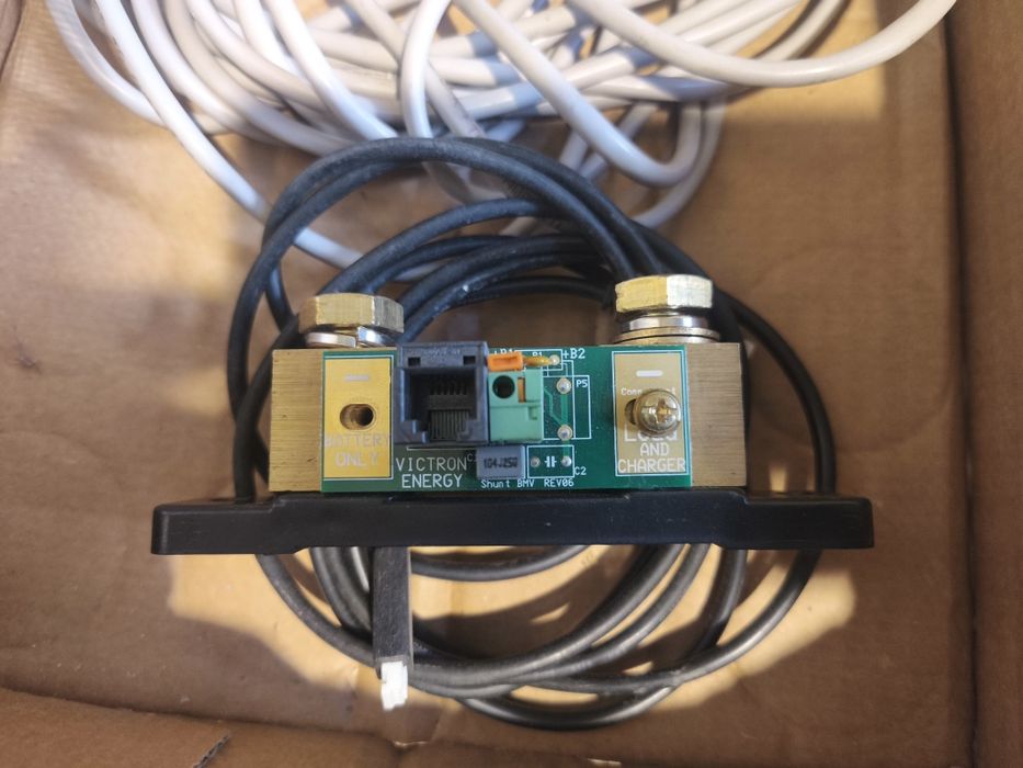 Victron Energy Shunt 500A/50m  +  Bmv 700 folosite