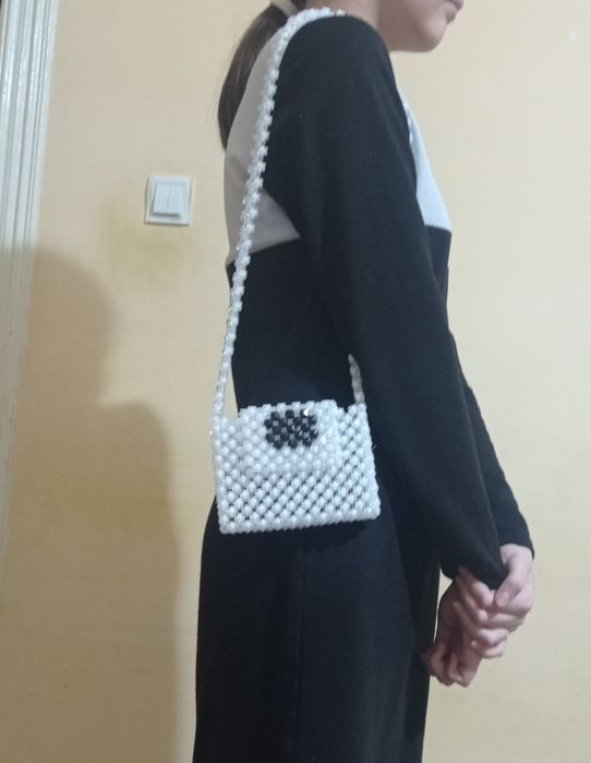 Кулда тукилган мунчокли сумка