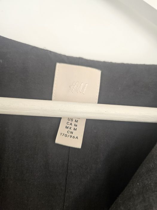 Черна рокля H&M.