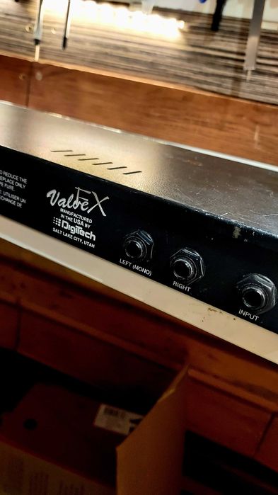 Култов китарен лампов процесор от 90-те - Digitech Valve FX.