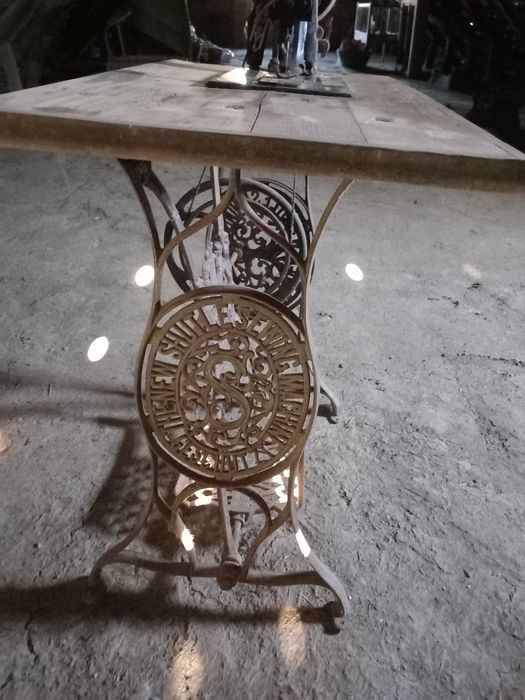 Vând mașina de cusut Singer