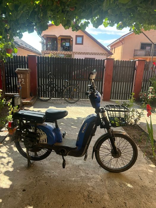 se vinde bicicleta electrică ZTECH stil scuter fara permis prinde 25 de kilometri ,bateria ține aproximativ 25 de kilometri