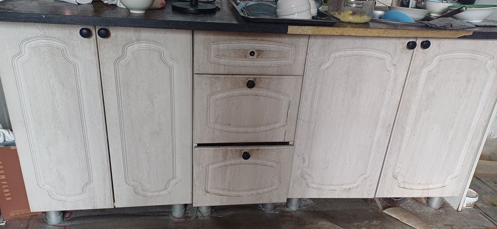 Кухонный гарнитур и шкаф