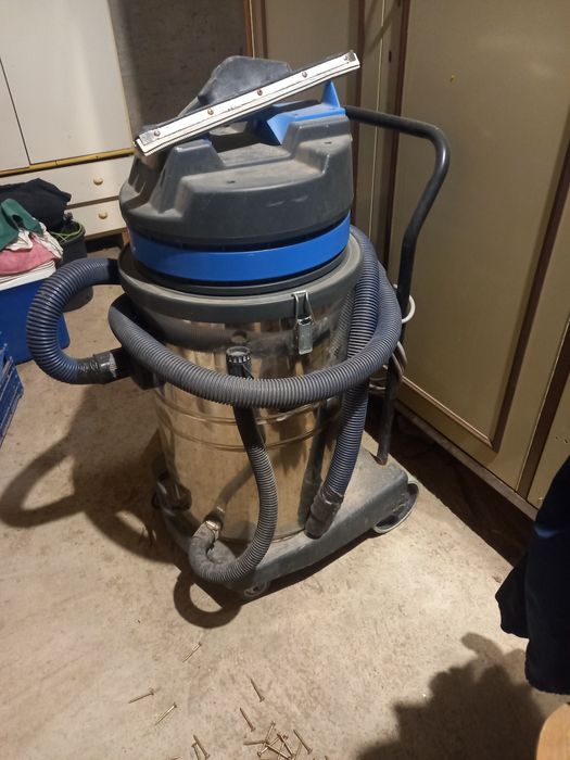 Aspirator profesional în stare bună  de funcționare se vinde
