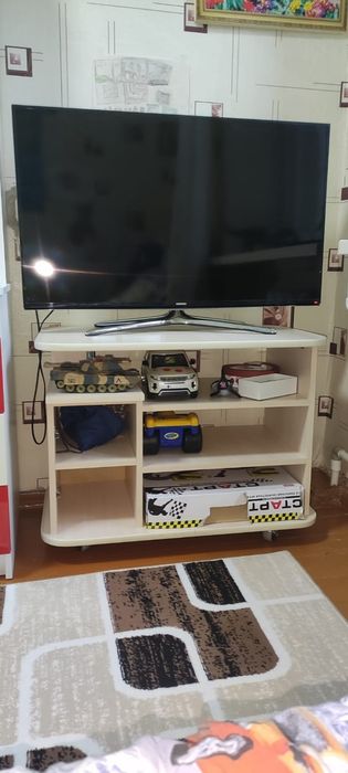 Тумбочка на колесах