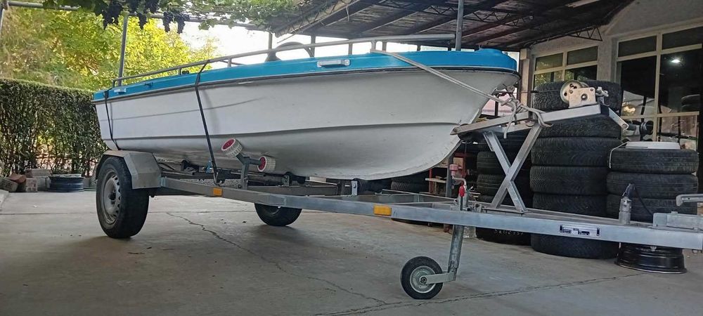 Лодка с двигател