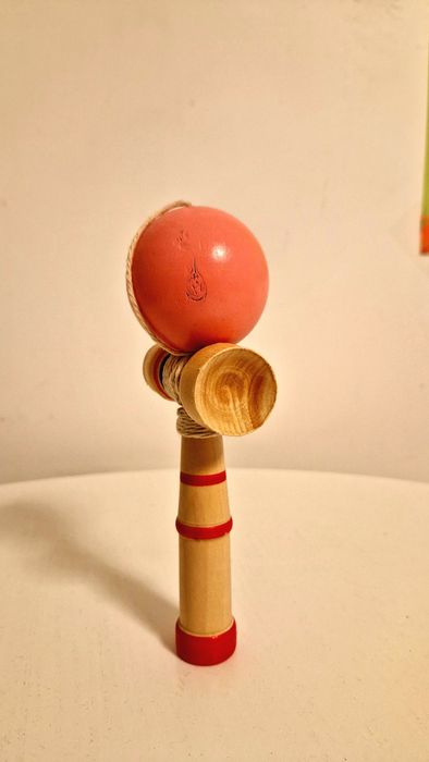 Kendama din lemn – stare foarte buna, ideala pentru incepatori