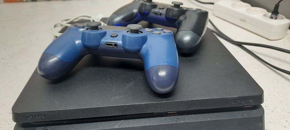 Vand playstation 4 modat