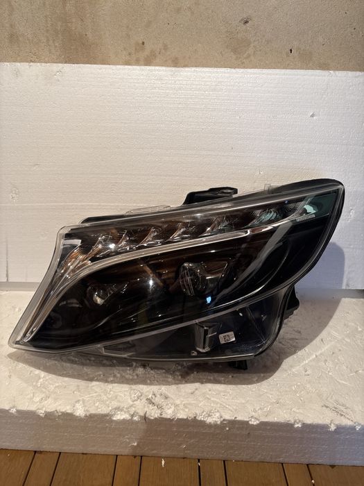 Фар Mercedes W477