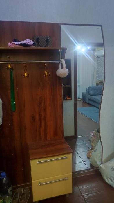 Продам прихожую с большим зеркалом