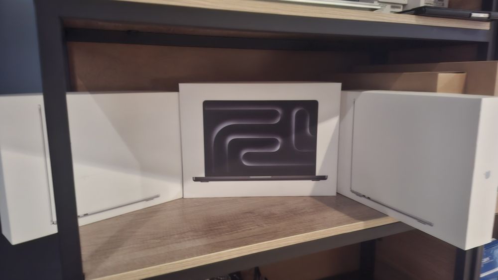 Пустые коробки от MacBook