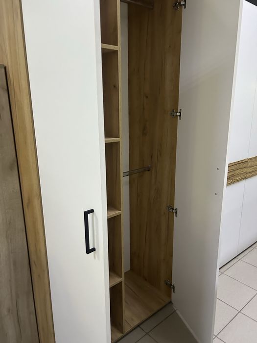 Б/у шкаф және крават сатылады.