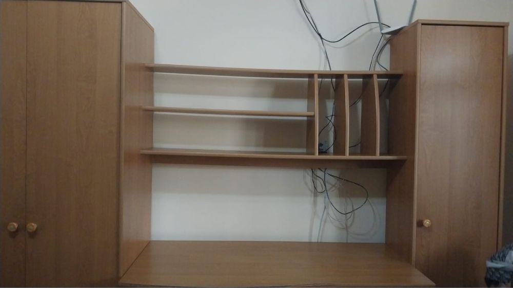 Шкаф и компьютерный стол со стеллажом