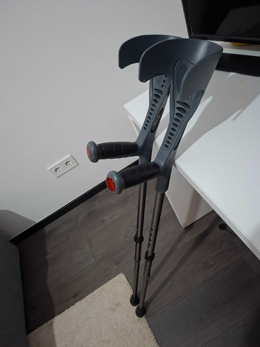 Vând cârje ortopedice 4FIZJO – Reglabile & Confortabile