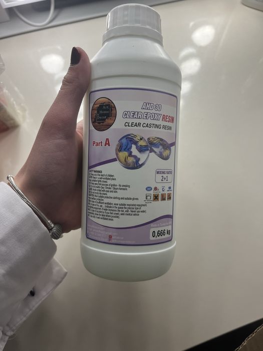 Епоксидна смола с нужните материали за изработка
