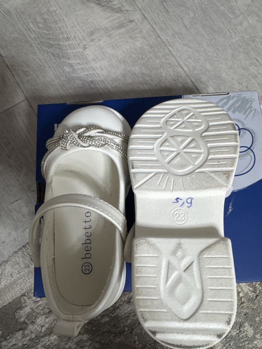 Продам белые туфли 23р