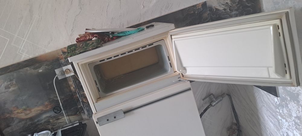 Прадаётся халодилник и газплита