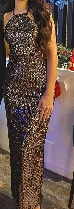 Золотистое платье с пайетками