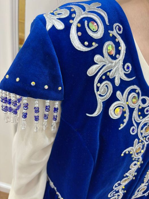 Кажекей мен көйлек сатылады