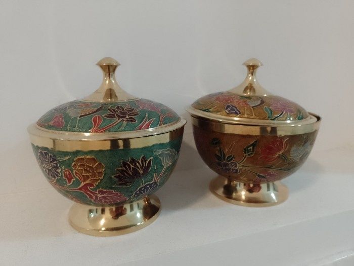 Set de 2 superbe boluri cu capac in stil oriental din bronz masiv emai
